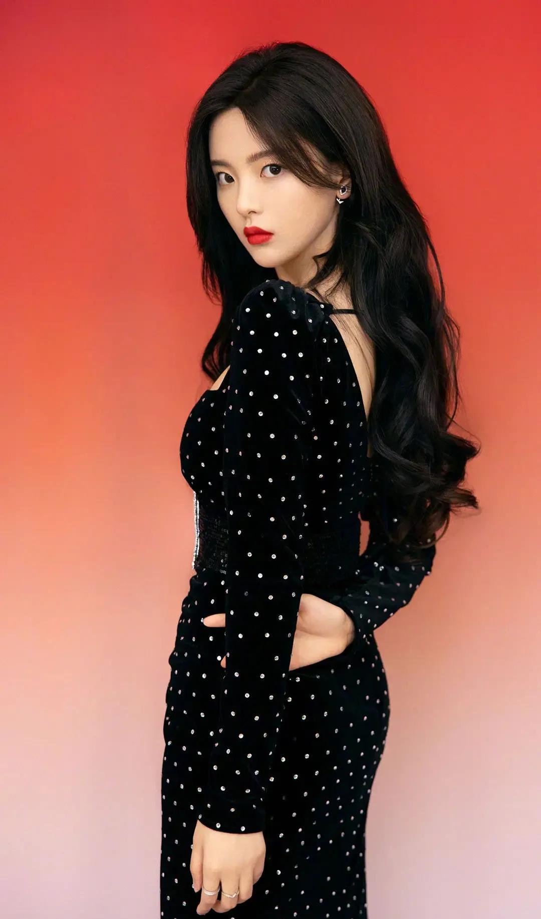 杨超越|女星杨超越直播关闭打赏功能,直言赚的比你们多,被赞真实不做作