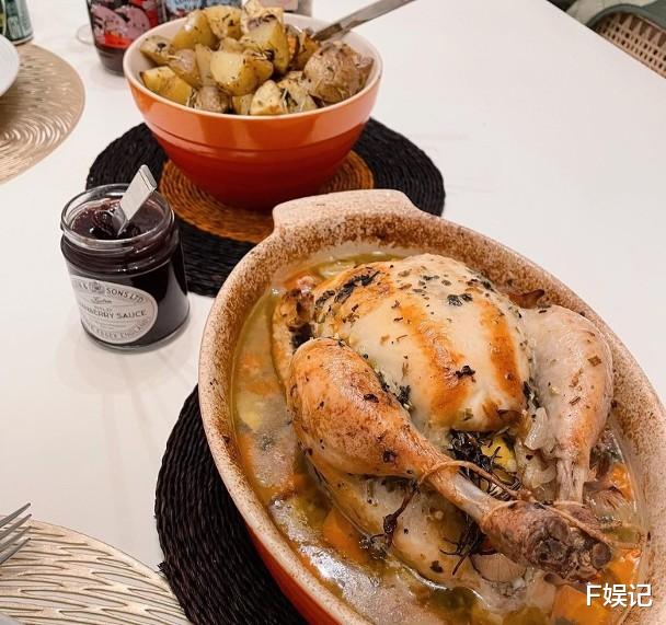 TVB|TVB小花亲自下厨与男友在家享受二人世界 剪短发后和男友有夫妻相