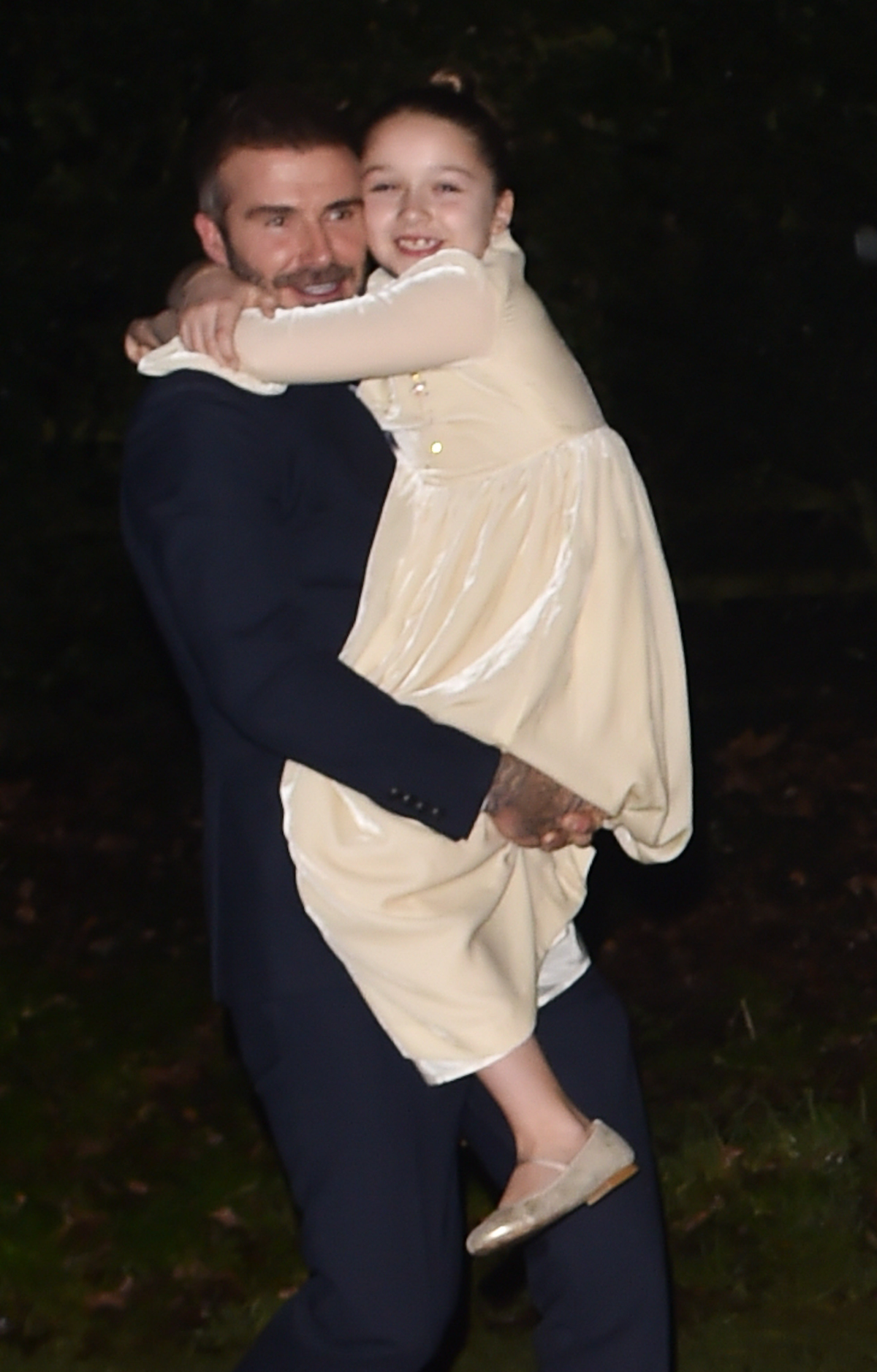 哈珀·贝克汉姆|贝克汉姆轻松背起10岁女儿！小七长发披肩有女神范，圆脸变小一圈