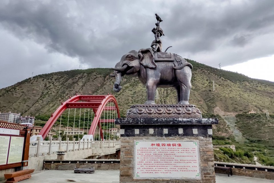 瑞视觉 稻城亚丁香格里拉镇:大象猴子山兔鹧鸪鸟组成铜像,吸引游客目光