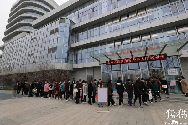 东方今报 郑州民政部门1314“为爱加班”，准新人半夜两点起来排队