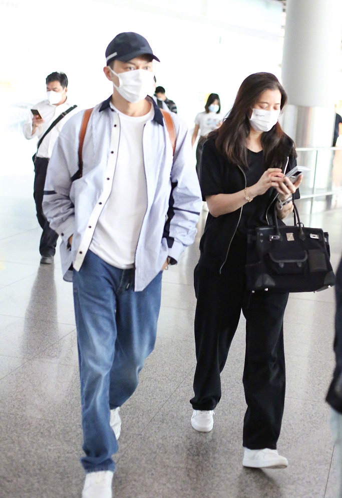 一街拍|袁咏仪夫妇秀恩爱，袁咏仪素颜好显老，张智霖全程小跟班太甜蜜