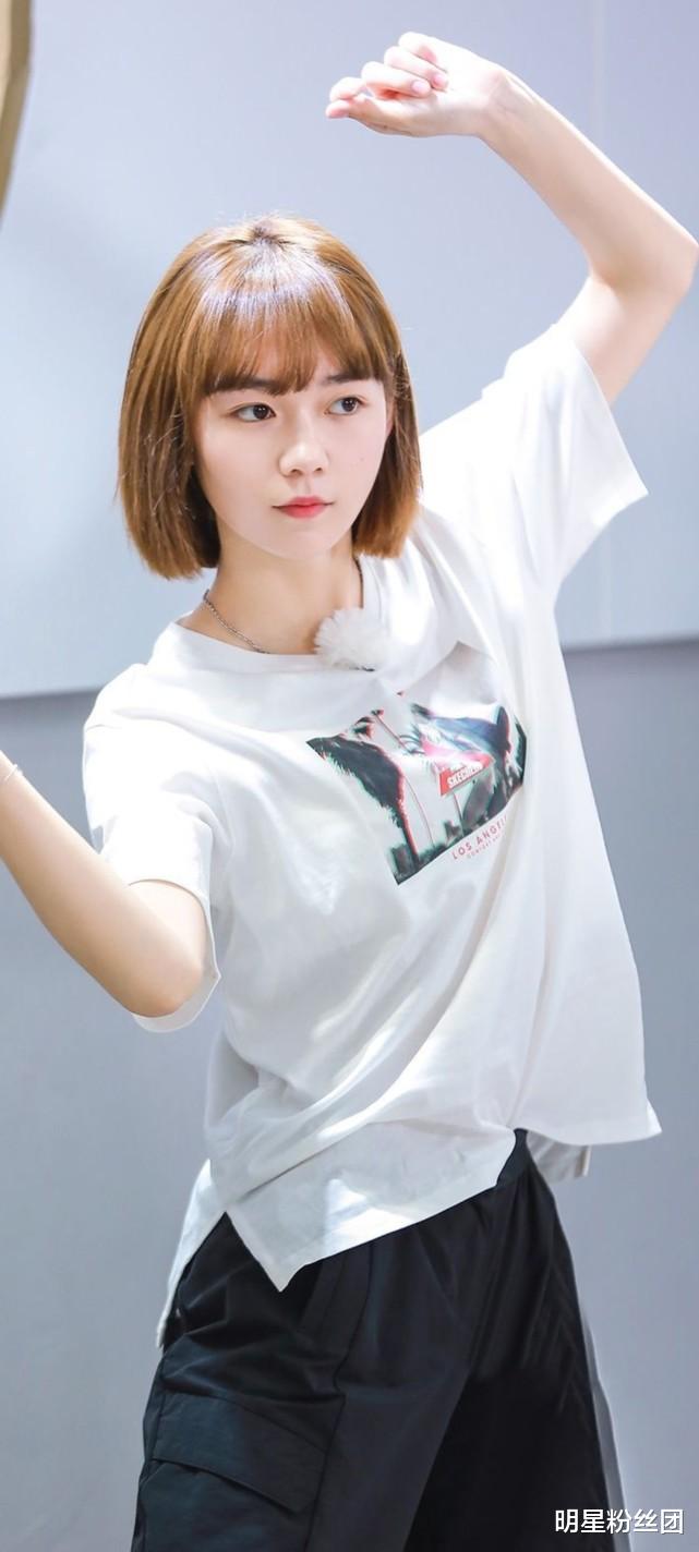 段奥娟|段奥娟开学晒照，照片瘦到脱相，中戏落榜现在要立学霸人设？