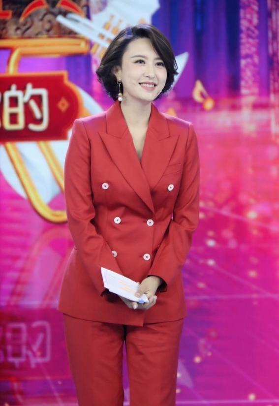 何有强|著名主持人张蕾魅力全开！穿红色丝绒的西装连体裤气场满分，真美
