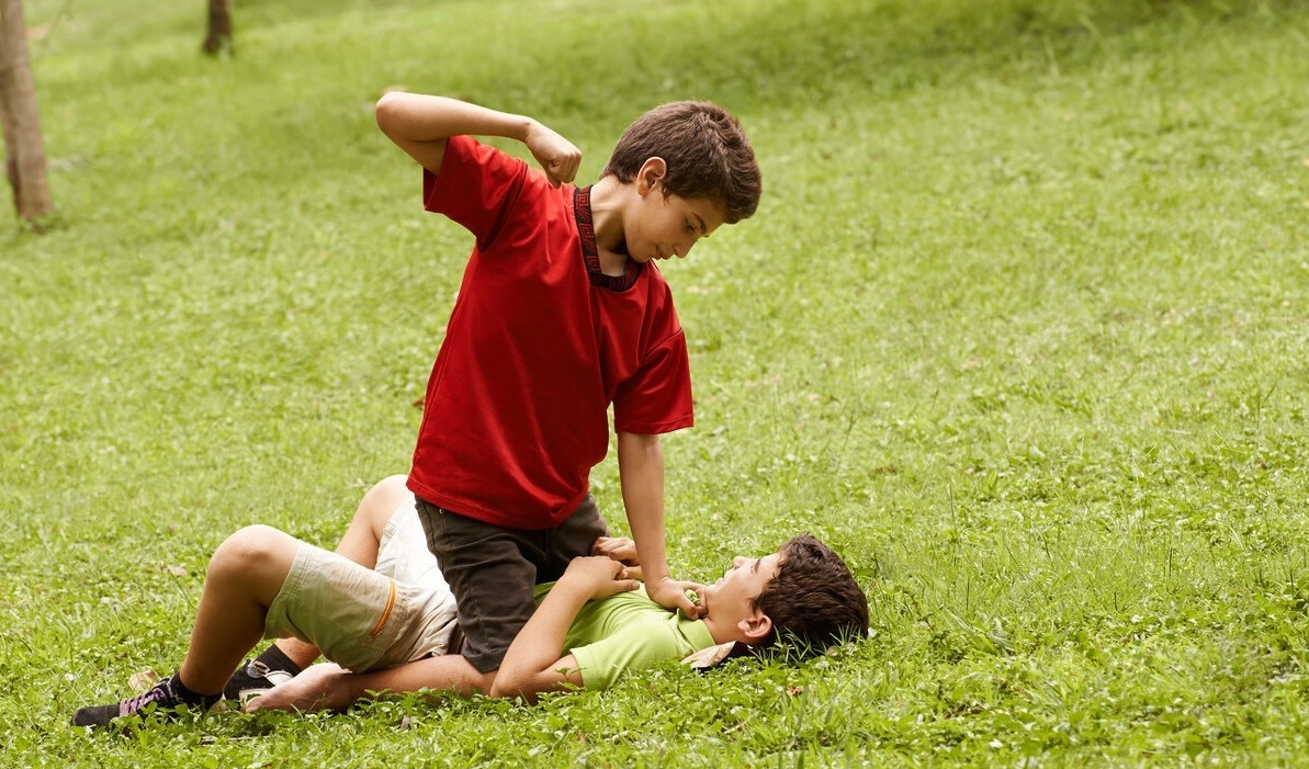 母婴参考|孩子挨打时，若有三种反应，暗示心理已出问题，父母不停手很危险