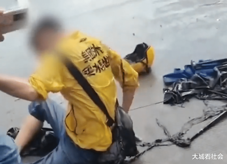 梦幻新诛仙|送完外卖去河边钓鱼，外卖员莫名遭雷劈，还很爱面子不承认