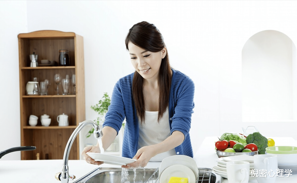 78岁大爷雇佣52岁女保姆,女保姆:就算1万工资也不干,太窝火