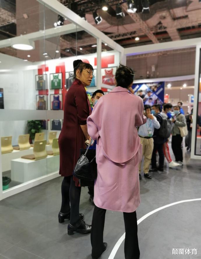 |53岁郑海霞现身遭围观！2米06穿高跟鞋身材佝偻，至今不敢生娃