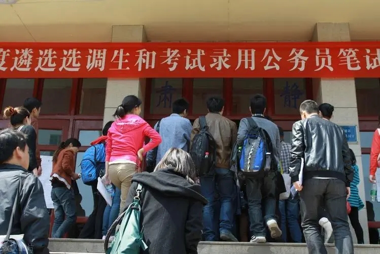 鹤壁|大学生考公难，喜讯来了，三个要求若能符合其一，可免试直接上岗