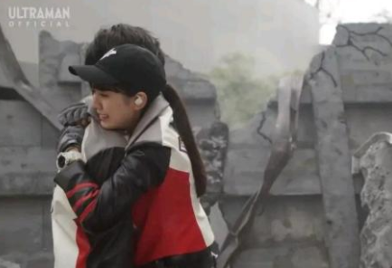 无职|特利迦：真中剑悟回归，女主冲过去抱住他，这段剧情有点突兀