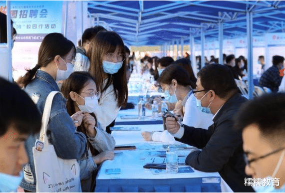 教师|公务员的“铁饭碗”或将改变性质？工资调整，这让教师如何自处