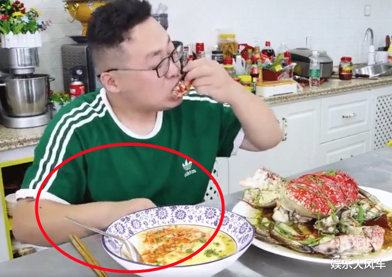 “盐王爷”半吨假吃翻车,大LOGO留言称想去蹭饭,网友:活该凉凉