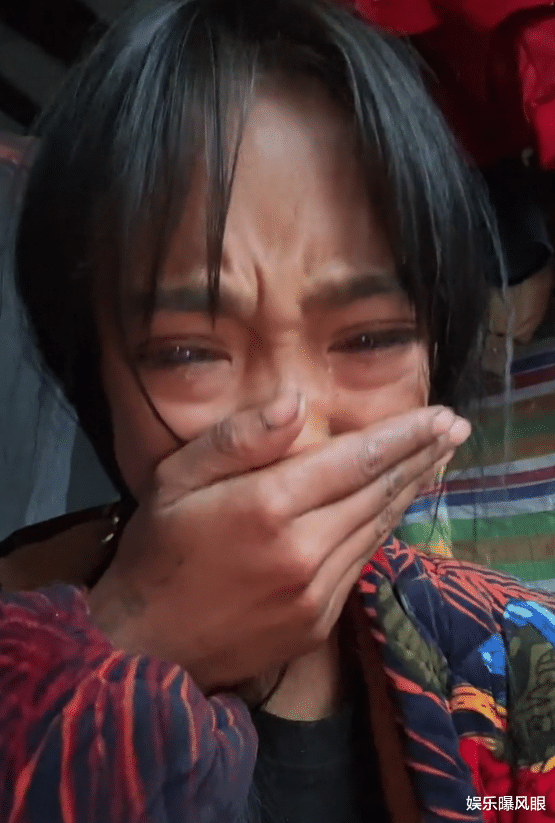 |19岁“孟阳”被质疑结婚生子，晒视频痛哭，一双“黑手”意外抢镜