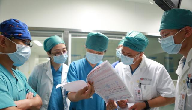 午美聊健康体态 手术室内，躺在手术台上的她突然异常兴奋，医生大喊一声“不好”