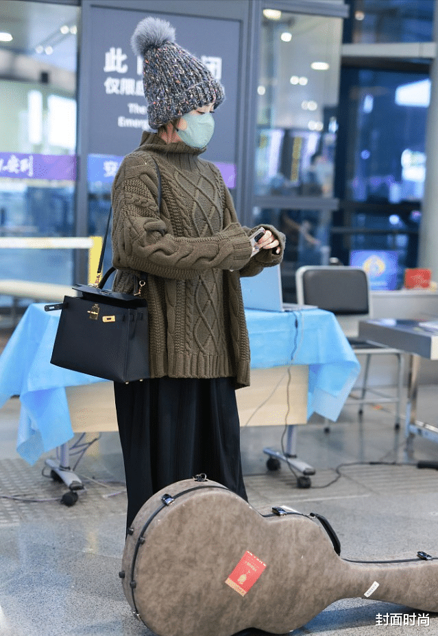 穿衣搭配|钟欣潼蔡卓妍风格差挺多，毛衣穿出不同效果，谁更成熟一目了然