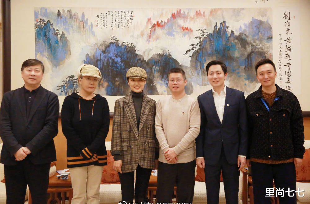 穿衣搭配|周涛“升官”后首露面,穿英伦风大变样,同框许晴不输美貌赢气质