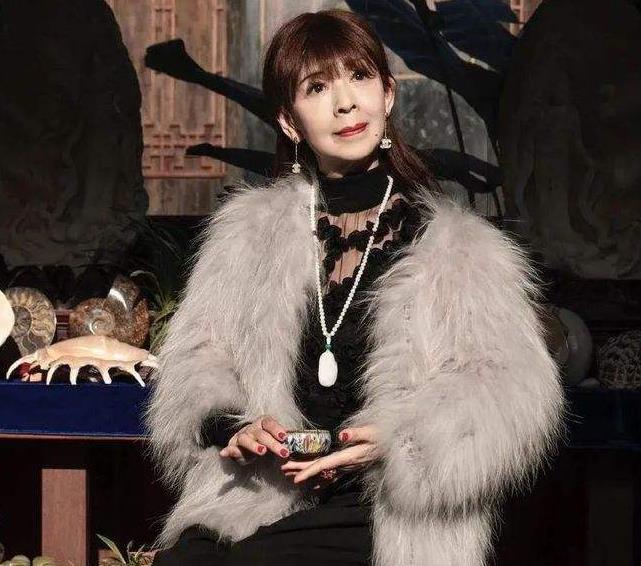 明星素颜|80岁网红汪奶奶开直播！镜头前大胆素颜，气质独好，风韵犹存