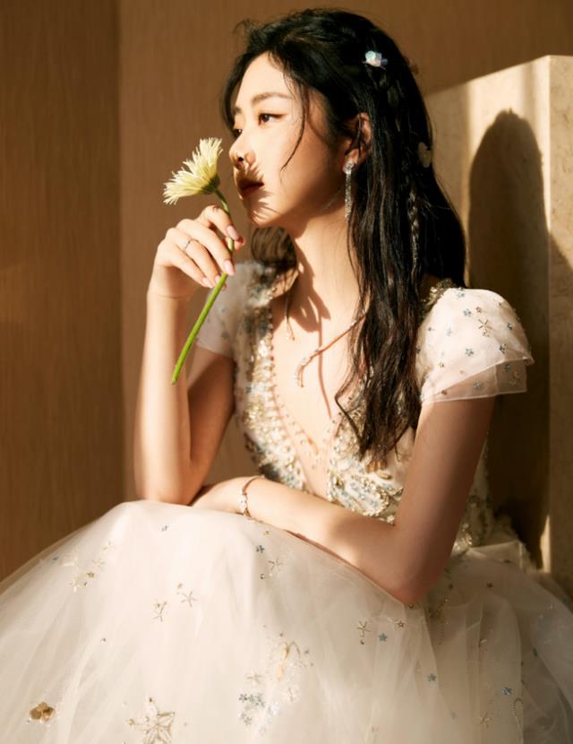 谭松韵|可算等到谭松韵穿旗袍！化身古典美人受夸赞，凹凸身材太绝了