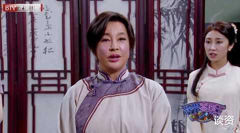 刘晓庆|65岁刘晓庆近照似“面具”，耳垂脖子连一体，只能靠假发遮挡