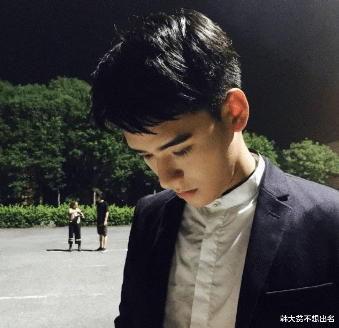 龚俊|龚俊采访节目口误闹尴尬，大学照腹肌瞩目，自拍却暴露生活条件？