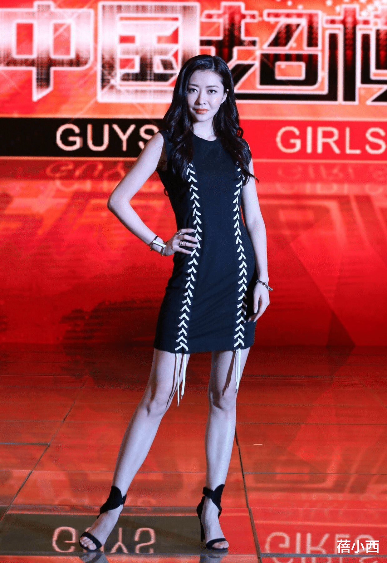 遇鲛记|熊黛林生娃后尺度更大了！穿挂脖连体裤气质惊艳，超模气场真强大