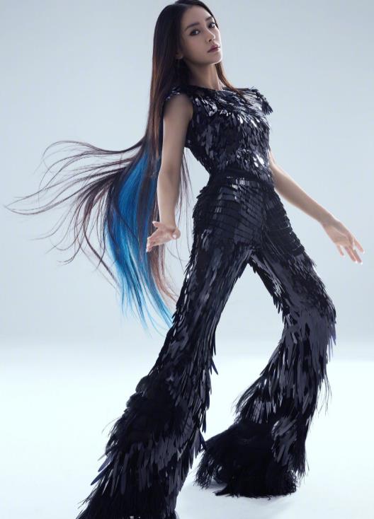 当红女星|Baby蓝色漂染造型意外撞型“火焰鸡”，对比照曝光毫无违和感