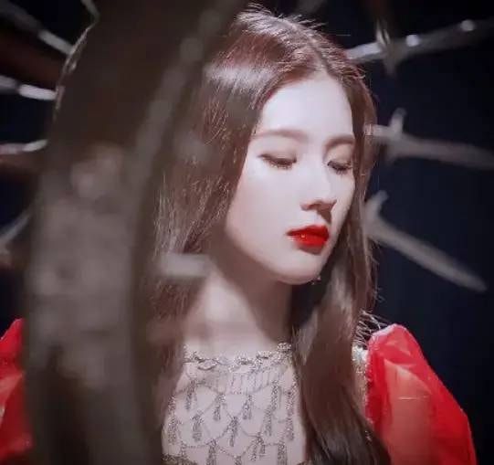 特斯拉|“五代神颜”赵美延:曾因未成年恋爱被劝退,如今是门面级的主唱