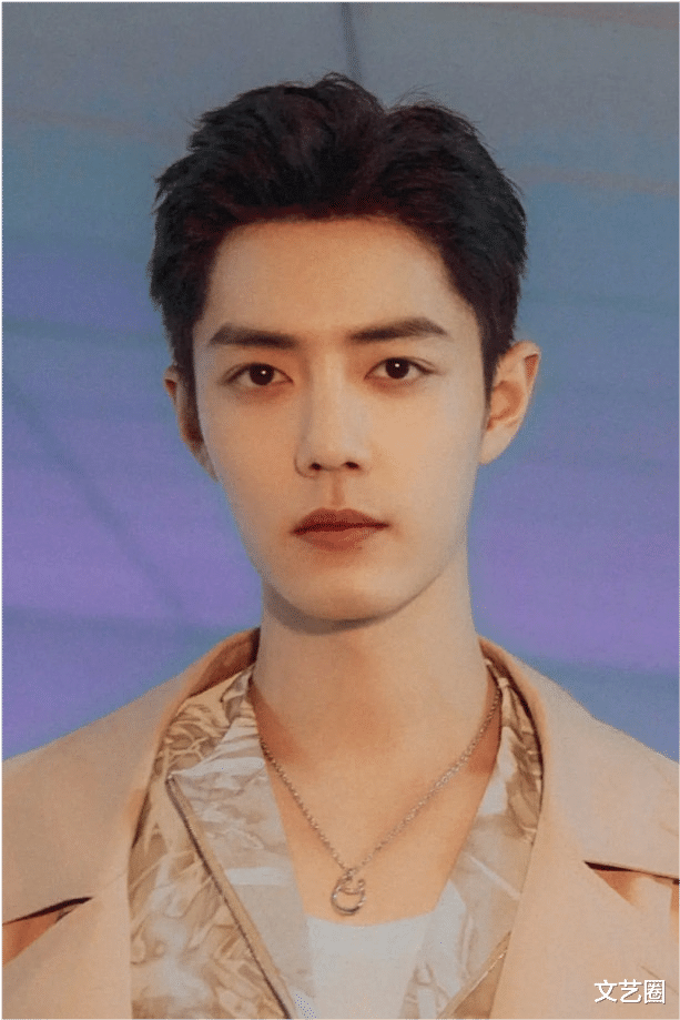 肖战|肖战被质疑种发际线，网友从工作室扒出不同时期照片发现额头变化明显