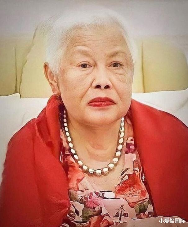 |诗丽吉罕见出镜,拉玛十世晒母亲照有目的,王室布局将迎来新调整