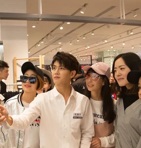 虞书欣|有种差距叫爱豆路人合影，热巴实力碾压，看到虞书欣：确定26岁？