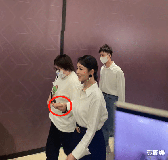 杨紫|杨紫现身活动捞金，被两个助理搀扶，数十名保镖贴身护驾！