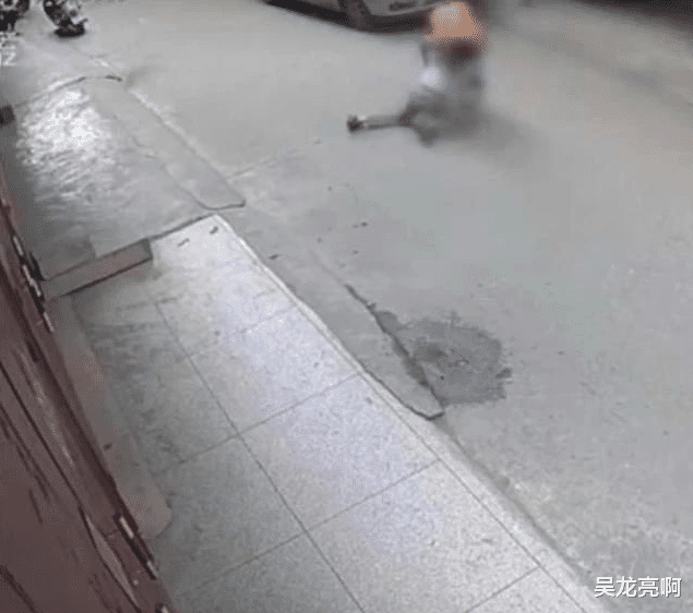 吴龙亮啊 广西越战老兵当街被人殴打，现场无人上前劝阻，老人抢救无效死亡