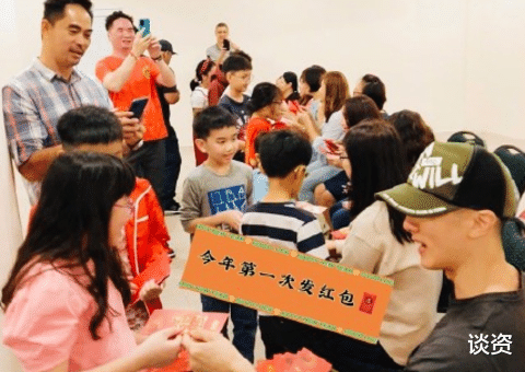 吴尊|41岁吴尊参加同学会壮硕似小伙，男同学发福挺大肚腩，同框像两辈人