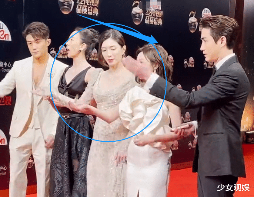 毛晓彤|《三十而已》主创走红毯，三美造型火力全开，毛晓彤输在了身高