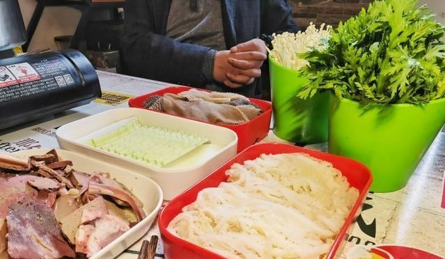 福州,男子吃火锅,被3位服务员盯着就餐:他耽误我们下班了