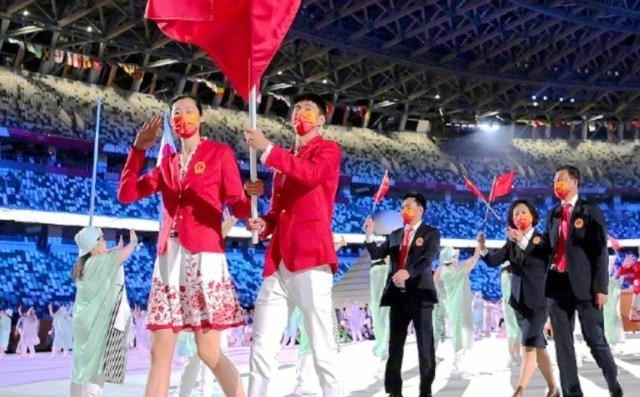 文竹妈妈怎么说|奥运开幕式旗手大PK，美女朱婷VS汤加肌肉男，谁更有亮点？