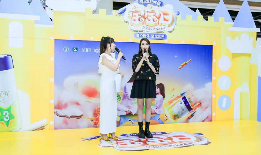 时尚风行派|麦迪娜挺大肚为姜潮庆生！儿子罕见露正脸，穿背心五官比爸爸还帅