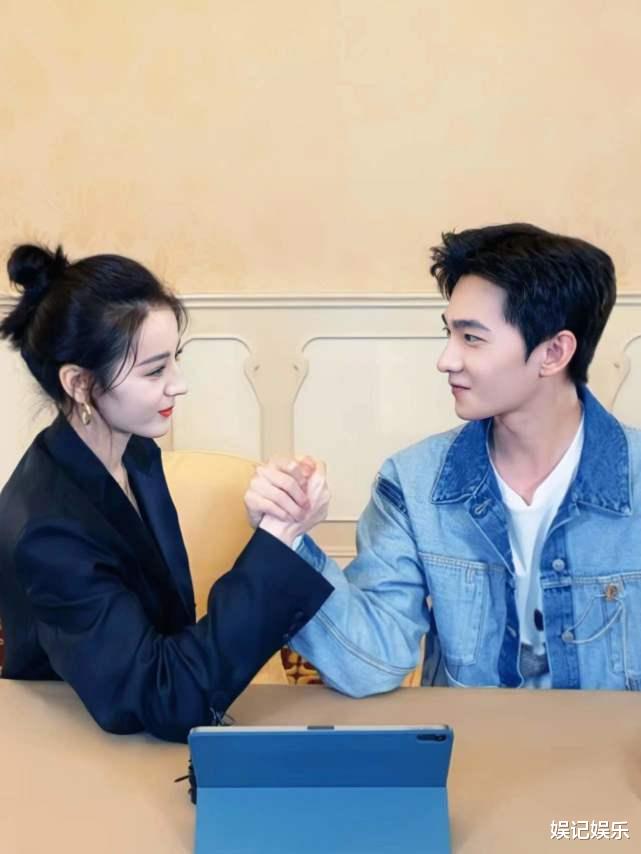 迪丽热巴|热巴再撒糖？跟杨洋同一地点拍照，被妈妈催婚信息量大