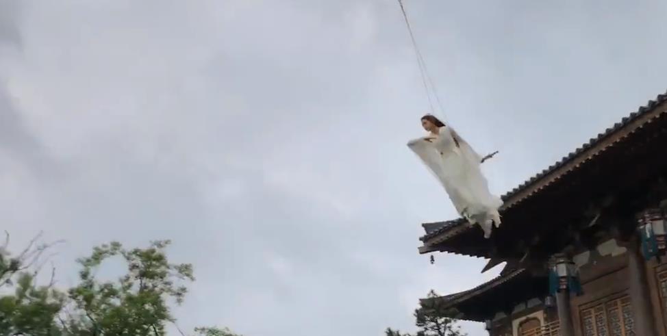 白雪在燃烧 关晓彤父亲到片场探班，看女儿拍戏吊威亚心疼不已，罕见发文支持