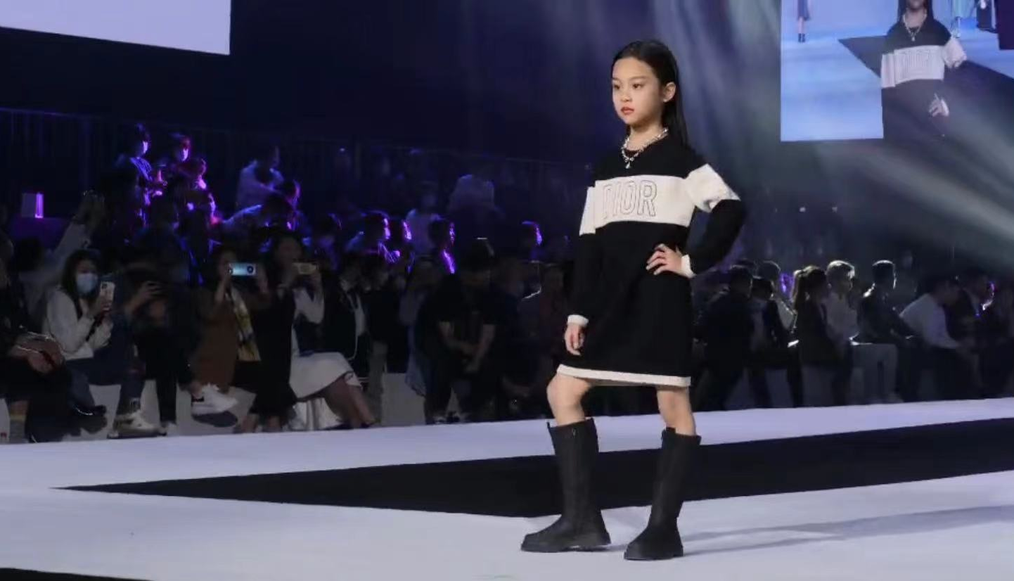 贾云馨|8岁甜馨长大啦！化浓妆穿着时尚T台走秀，气场全开获全场观众猛拍