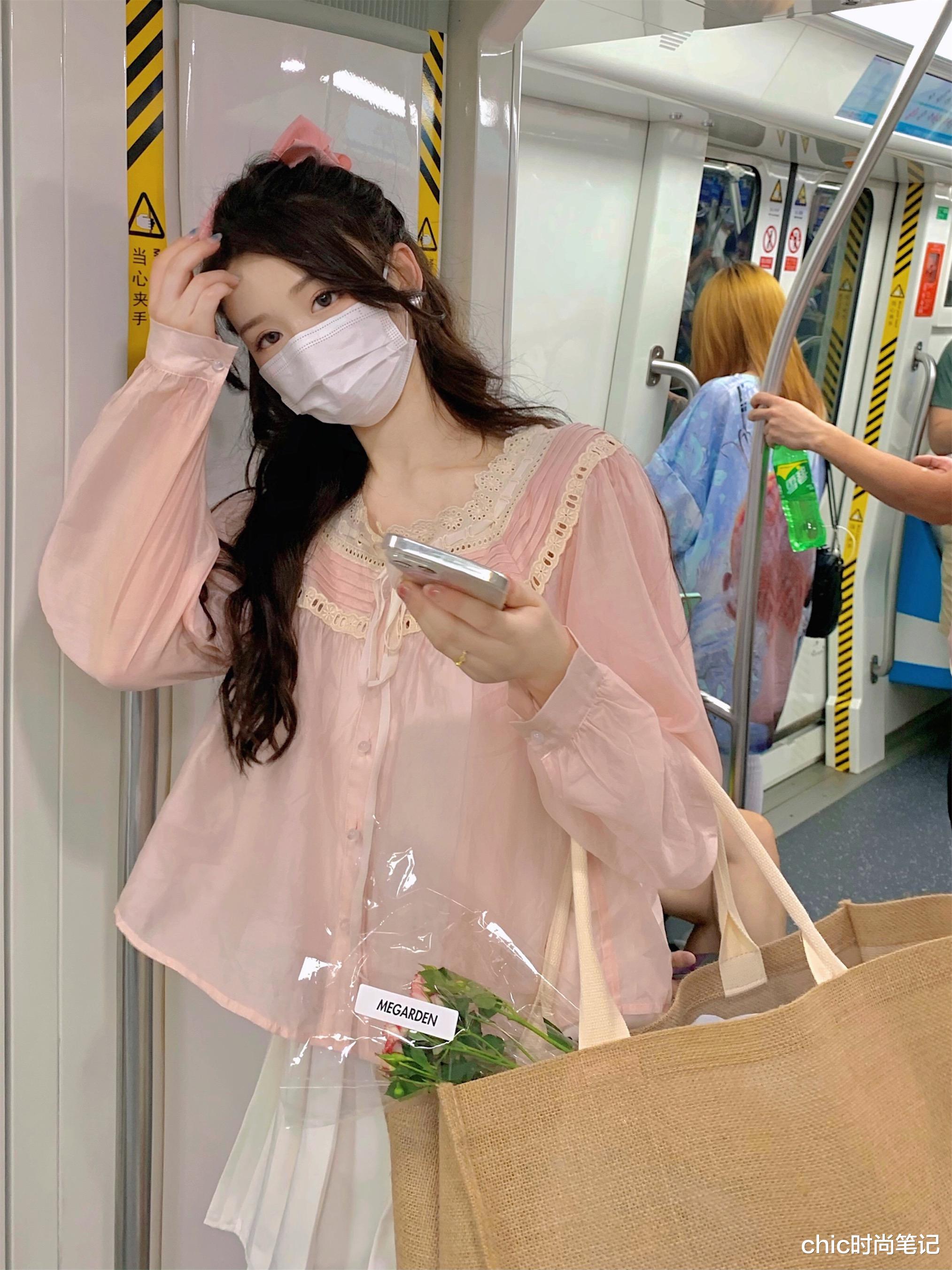 chic时尚笔记|剧里哭得那么共情的白鹿，私底下竟然是个大笑如小鹿的甜妹