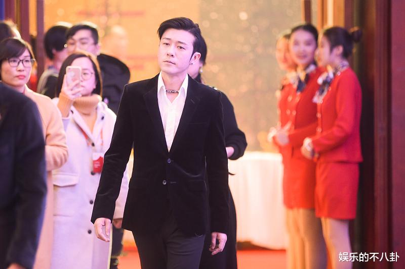 林雨申|亲妈是制片人,干妈是导演,捧了10年都捧不红他,娶了媳妇后一炮而红