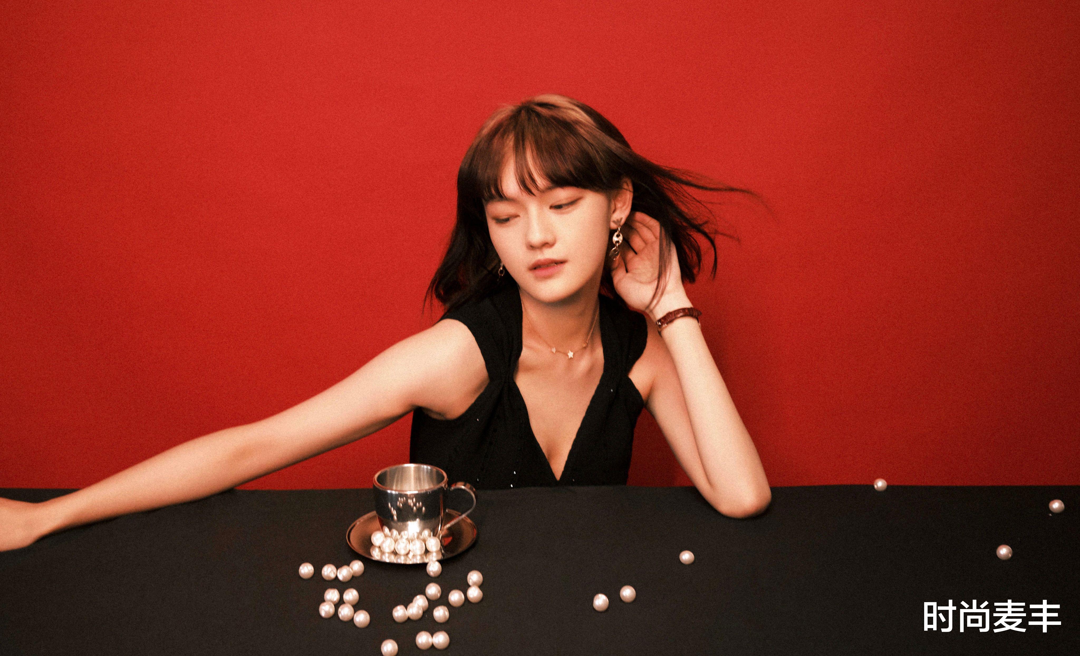 时尚麦丰|文琪穿礼服串街走巷拍写真,黑色抹胸裙气质高雅,也像一道风景线