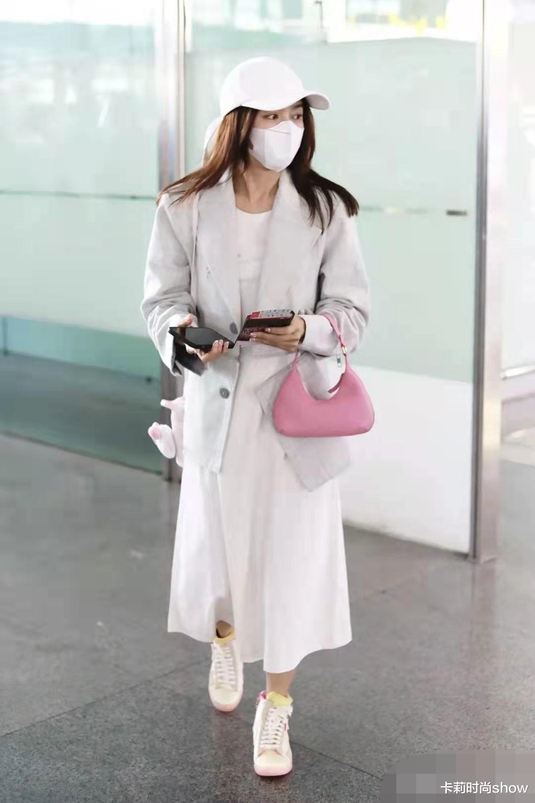 秦岚|42岁秦岚真是穿搭“女王”，穿一身“灰扑扑”都高级，人见人爱