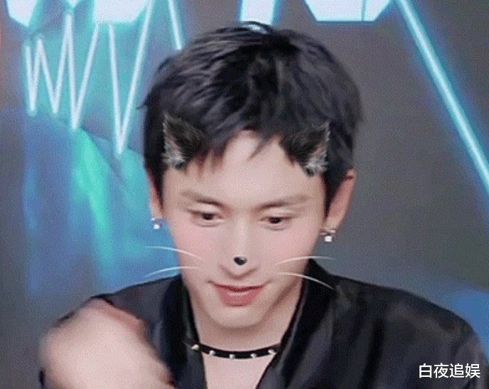 张哲瀚|《山河令》滤镜到底有多强？张哲瀚林依轮开直播，耳钉成了焦点