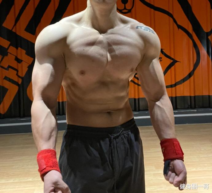 健身圈一哥 黝黑色肌肤健身教练，酷酷的巨蟹座大男孩，一身腱子肉帅气逼人！