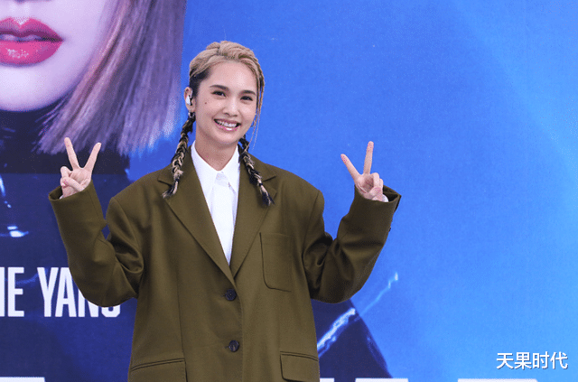 杨丞琳|杨丞琳的穿搭有一套，西装+百褶裙复古又嘻哈，麻花辫扮嫩很成功