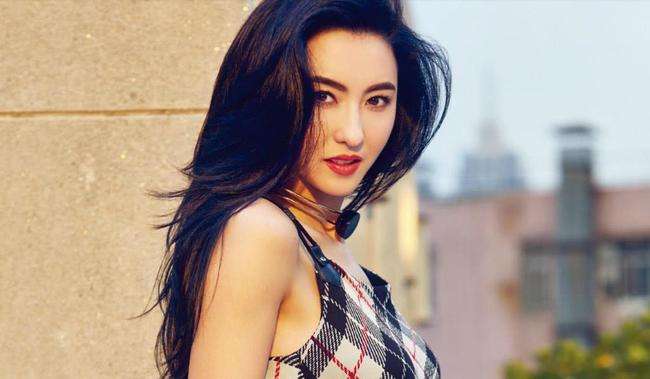 张柏芝|41岁张柏芝活动生图曝光,脸部僵硬眼袋重,皮肤黝黑有点认不出