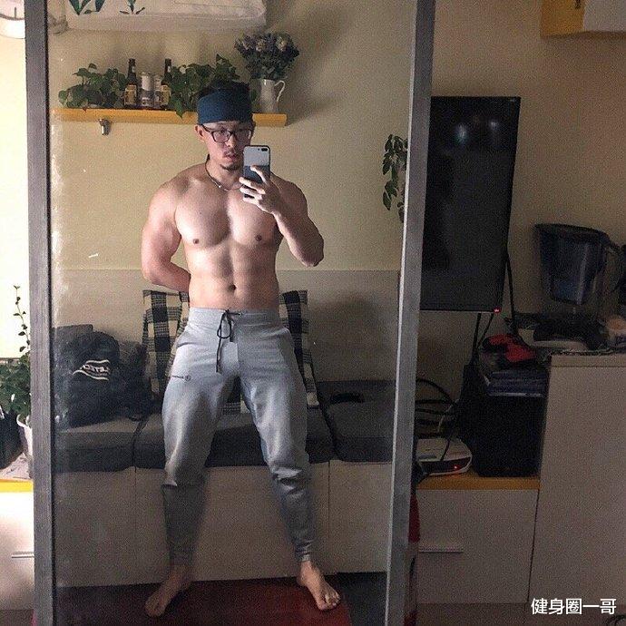 37岁肉壮爷们，撸铁成瘾，臂围已达42cm，网友：像一头北极熊！