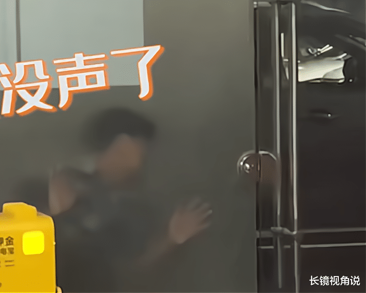 贵阳|隔墙有耳！贵阳一男子趴门偷听同事开会，被发现后成社死现场